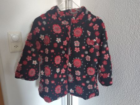 Wolljacke mit 3D- Blumen schwarz- rot Gr. S