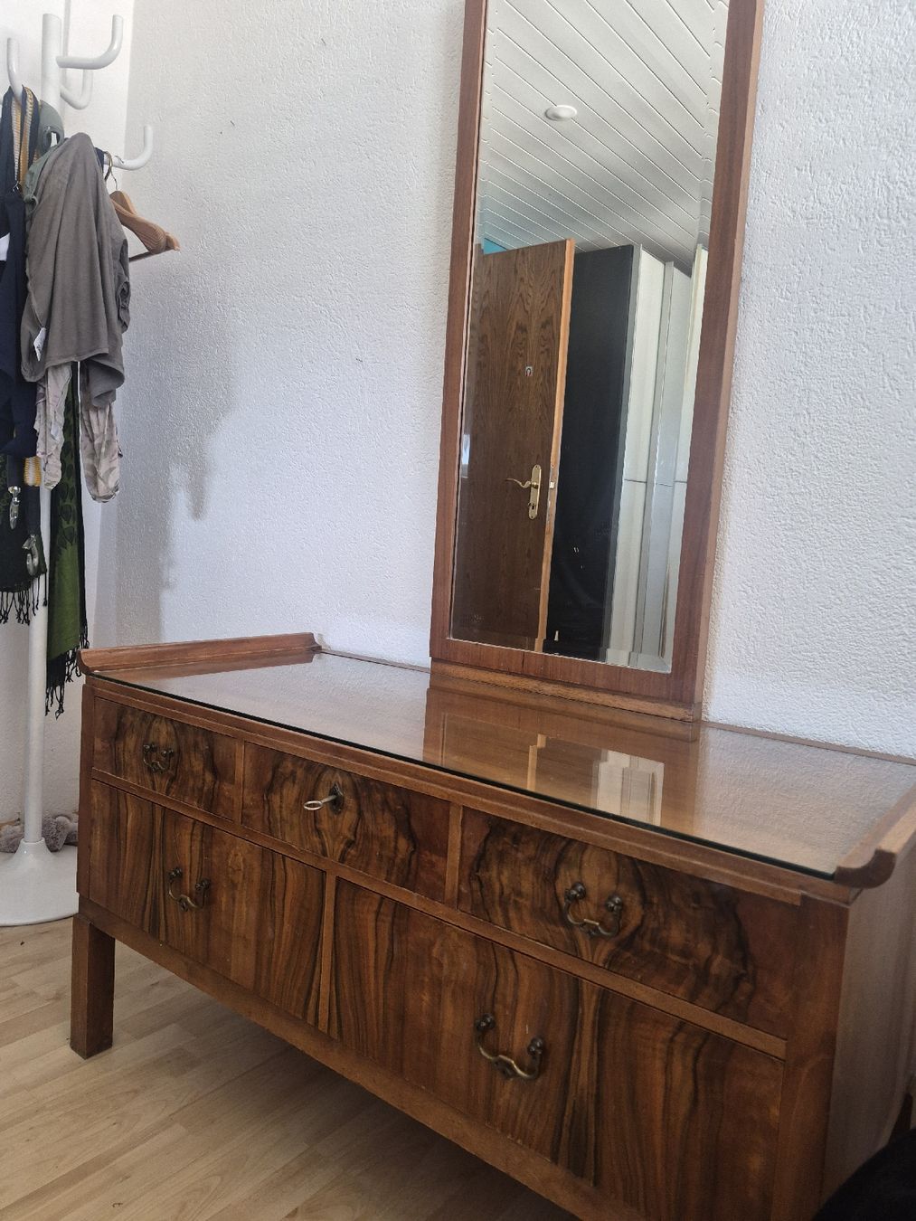 Cassettiere: Frisierkommode mit Spiegel Nussbaum antik mit Glasplatte  – Usato da Frauenfeld venduto da mel_2gqy 1