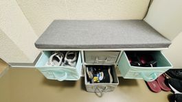 Schuhbank weiss mit Sitzpolster und sechs Stoffboxen