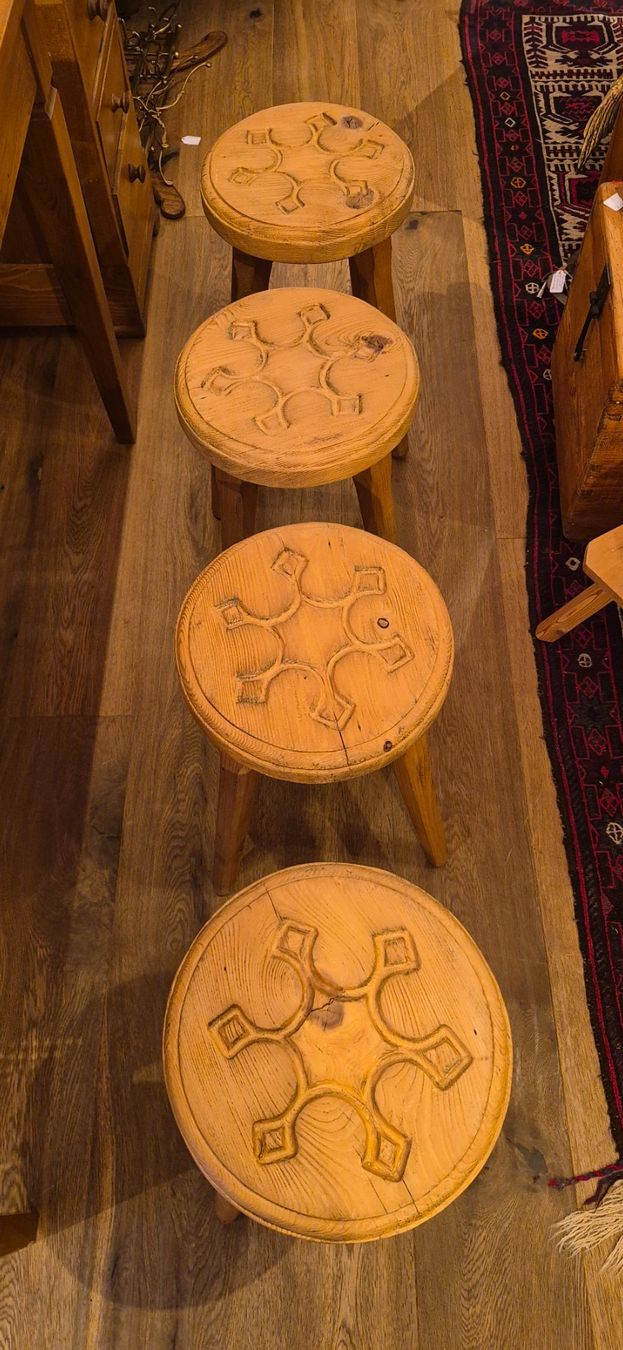 Tabourets: 4 beau tabourets anciens – D'occasion à Chateau-d'Oex par Jump65