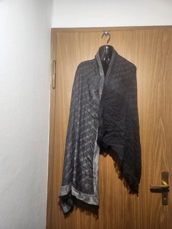 Écharpe noir gris imprimé Guess 