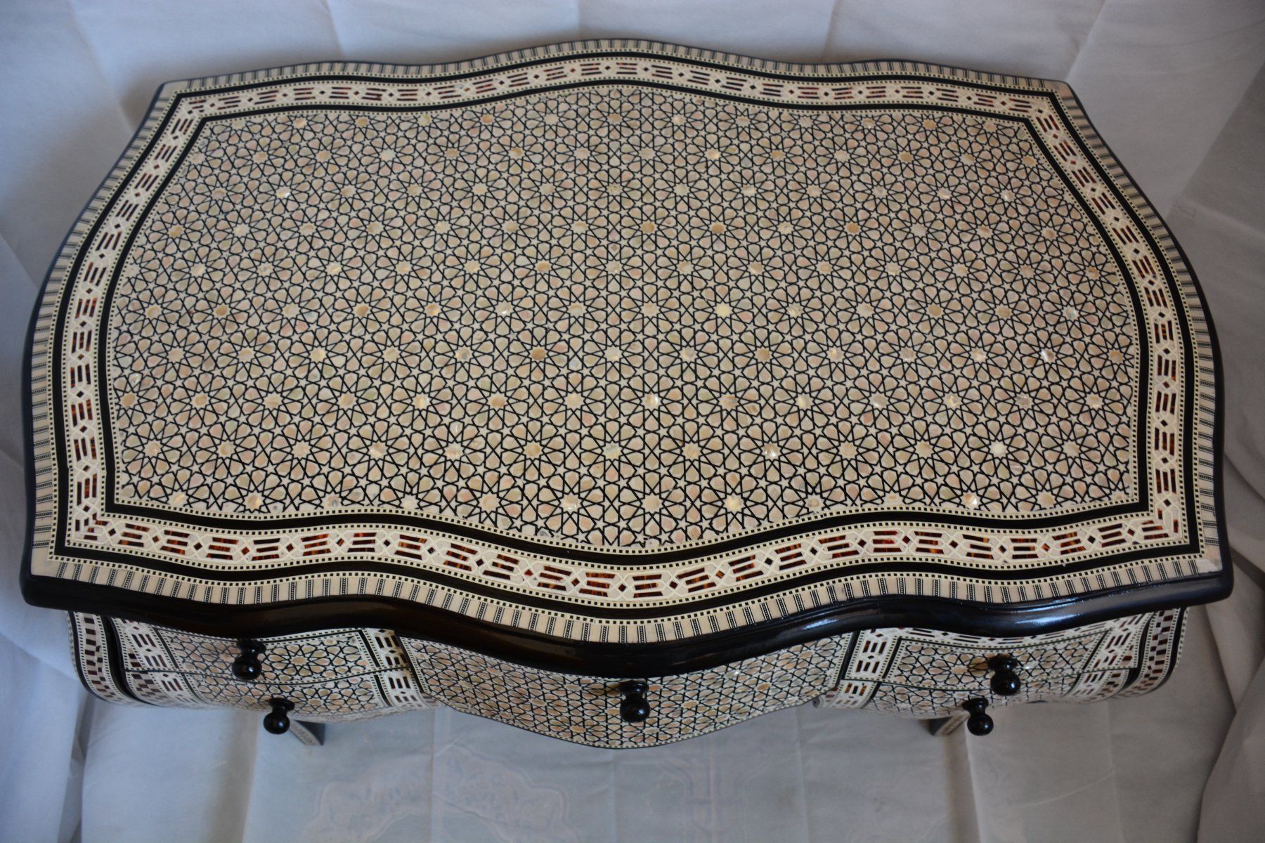 Scrivanie: Bureau nacrée  de style Louis XV. – Usato da geneve venduto da louisart 5