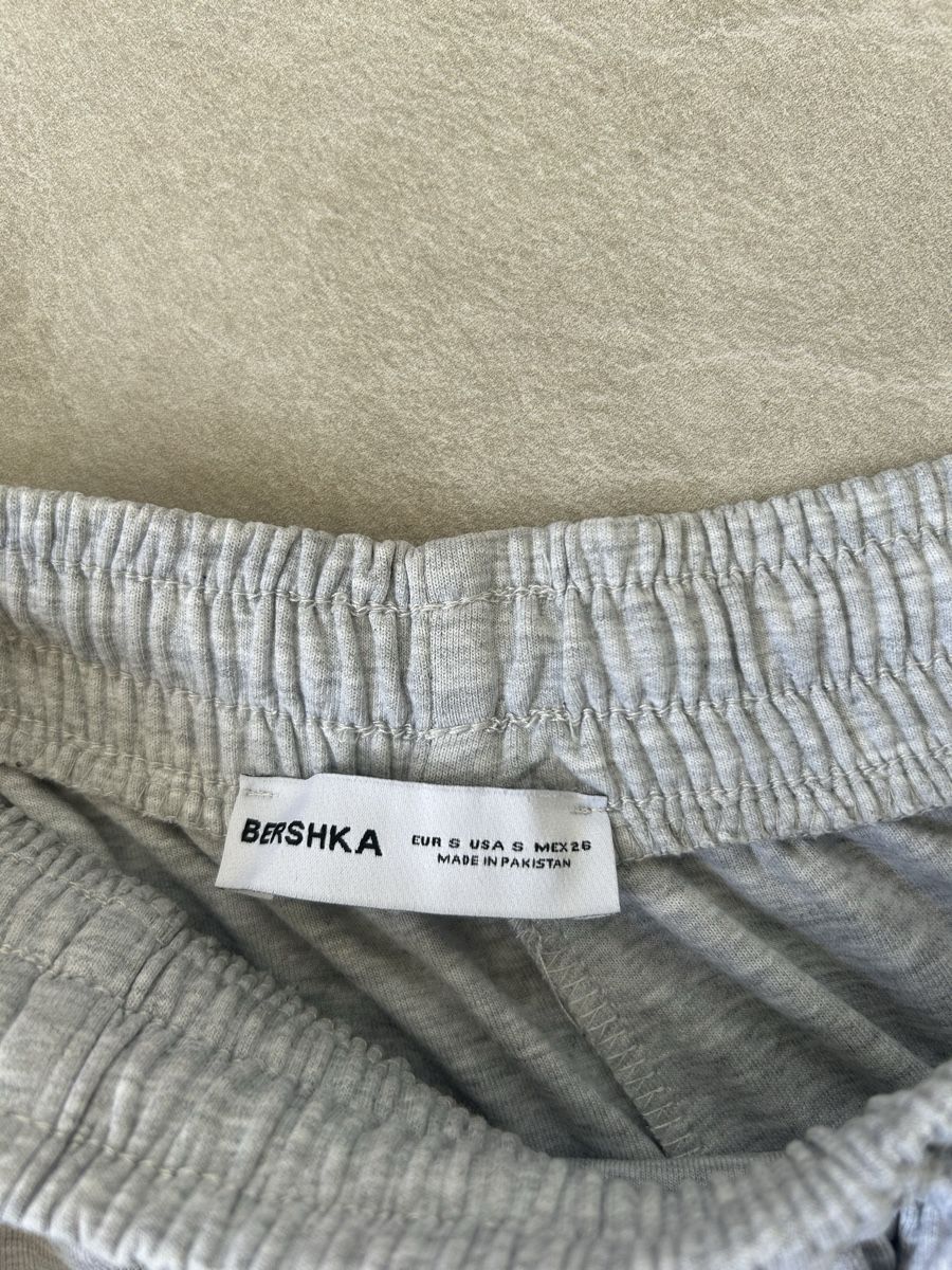 Bershka Pantaloni: Bershka Jogginghose Grau – Usato da Überstorf venduto da Bruecom 1