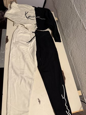 Stylische Karl Kani Jogginghose in Schwarz und Weiss, Grösse