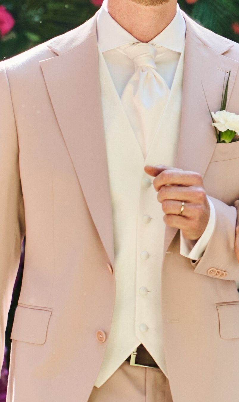 Gilet & Giacche: Gilet, lavalière et pochette écru – Usato da Zürich venduto da Adriborn 4