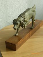 Grosse Bronze Figur Hund auf Holzsockel. Antik. Naturgetreu.