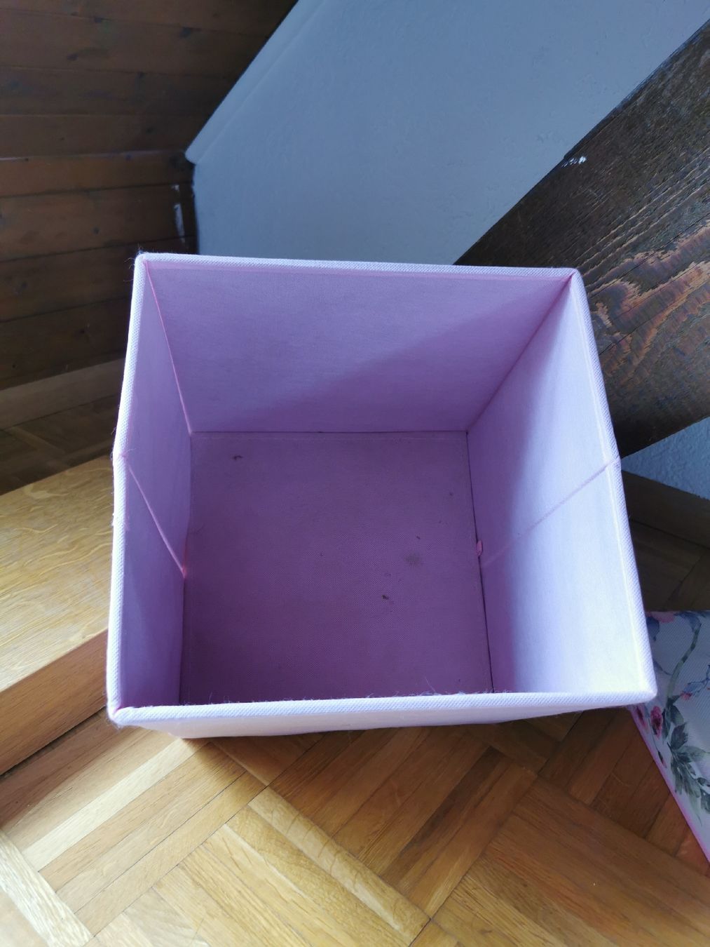 Transportkisten: Praktische Aufbewahrungsbox/Sitzbox mit Blumenmuster – Gebraucht aus Laufen von Daraja 1