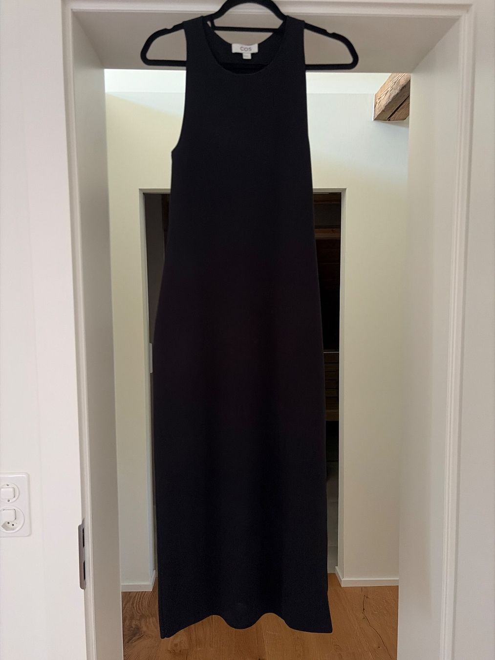 Cos Kleider: COS Kleid, Gr. M, sitzt wie ein Handschuh – Gebraucht aus Goldau von car_8v8h