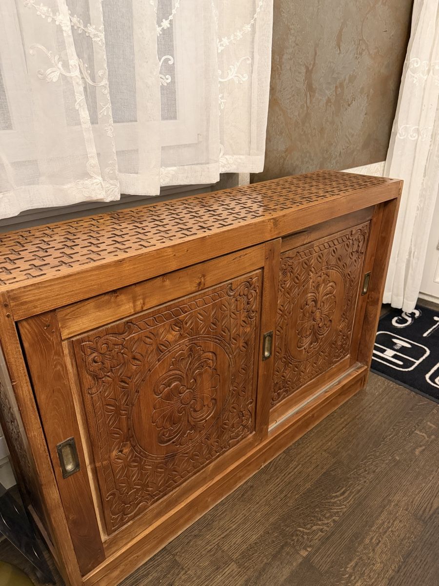 Kommoden: Holzkommode / Sideboard mit aufwendigen Schnitzereien – Gebraucht aus Strengelbach von KW. 5