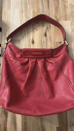 Borsa The Bridge in vera pelle rossa, stile elegante