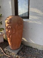 Grosse Terrakotta-Vase / Pflanzgefäss mit Figurenrelief