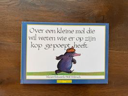 Niederländisches Buch über den Maulwurf mit Kot auf dem Kopf