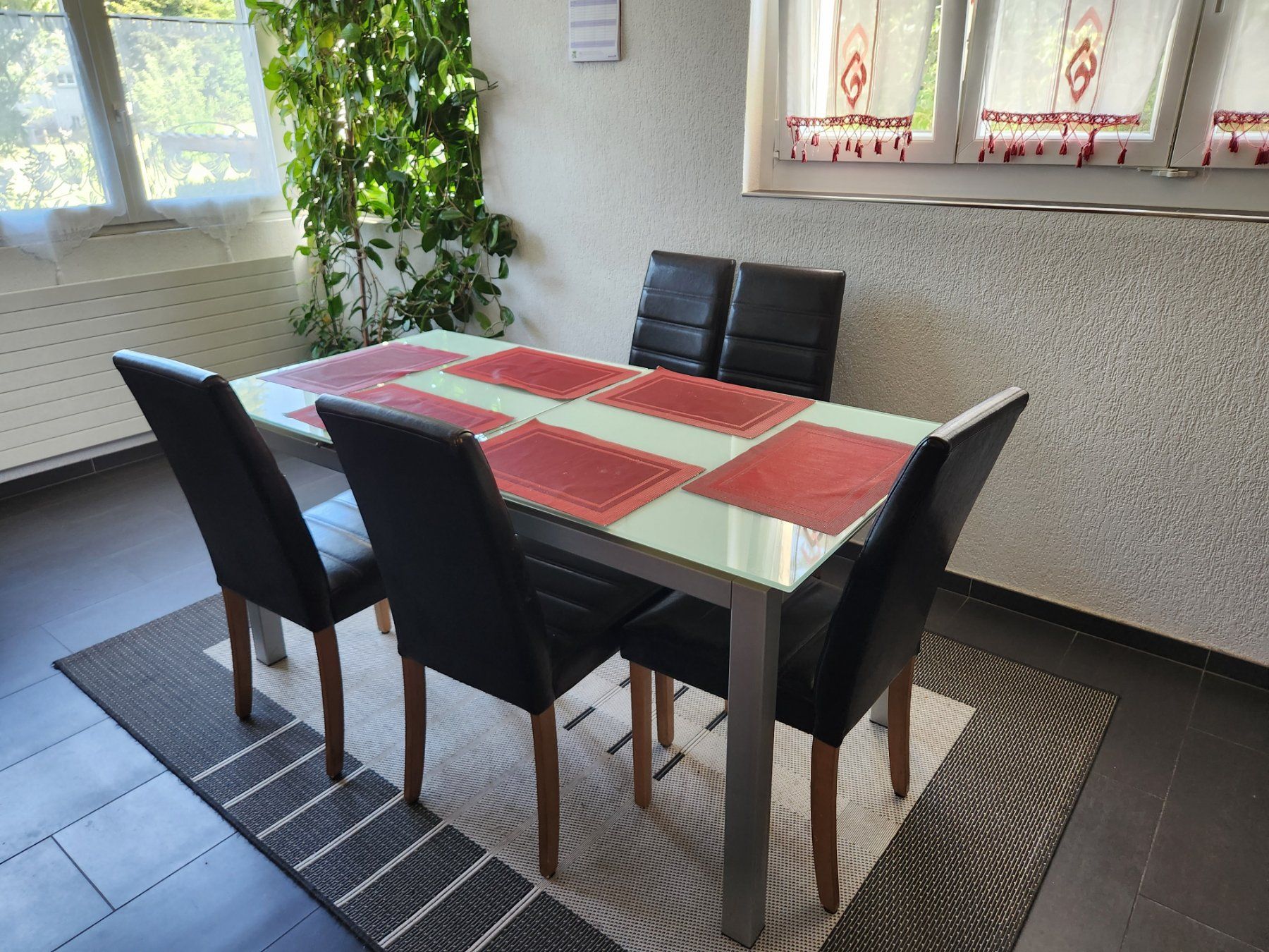 Set di tavolo e panche: Ab 1.-- Tisch mit 5 Stühlen, Esszimmer-Set – Usato da Oftringen venduto da Leleni