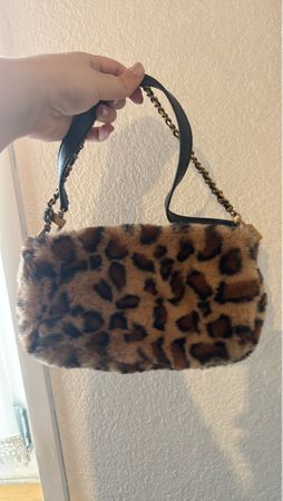 GUESS; Trendige Schultertasche mit Leopardenmuster (NEU)