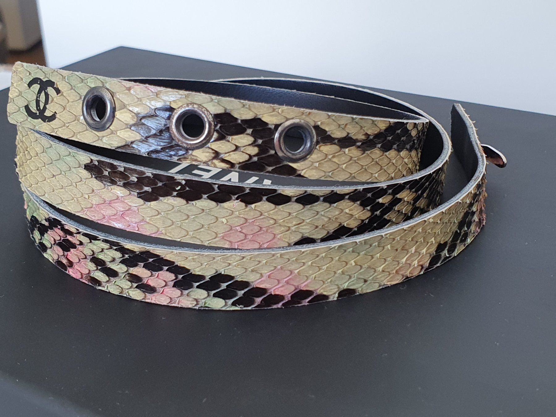 Chanel Cinture: CHANEL Taillen Gürtel Python Leder CC Logo – Usato da Wängi venduto da Pambola 2
