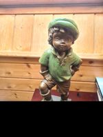Statue d'occasion d'un jeune footballeur