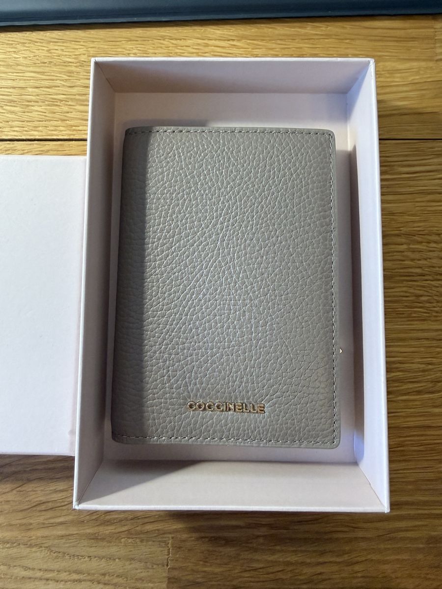 Coccinelle Brieftaschen: Coccinelle leather passport holder with box – Gebraucht aus Winterthur von LeLe0606 4