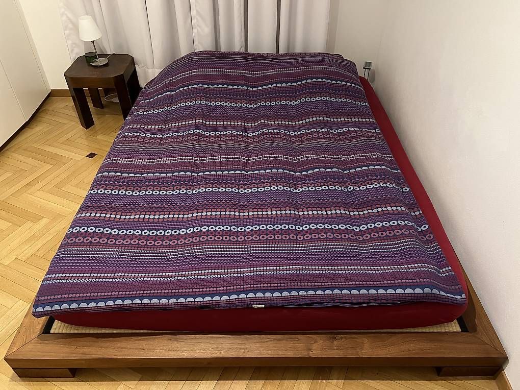 Betten: Doppelbett aus Nussbaumholz – Gebraucht aus Zug von pag_2f72 1