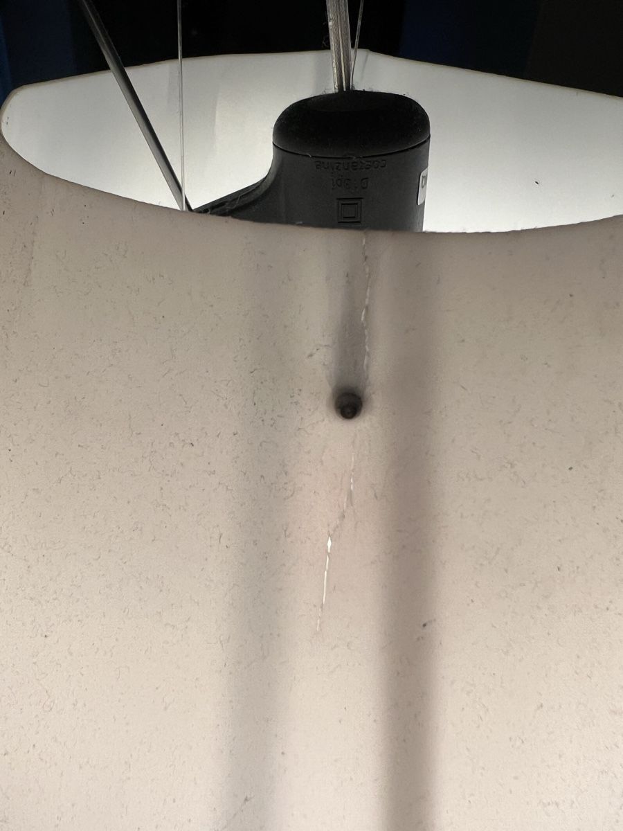 Luceplan Kronleuchter & Deckenlampen: Luceplan Pendelleuchte weiss mit Defekt am Schirm – Gebraucht aus Zürich von Zebra_20 3