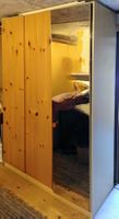 Grosser Kleiderschrank mit Spiegel und viel Stauraum!