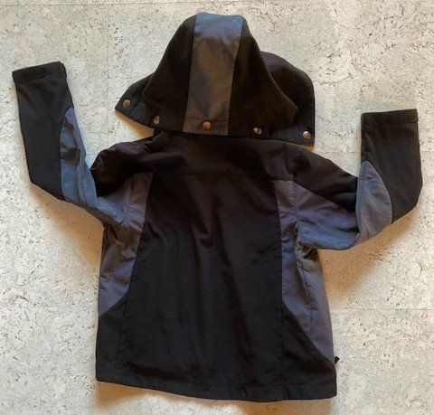 Giacche & Cappotti: Schwarze Softshelljacke, Gr. 128 – Usato da Winterthur venduto da Butzel 2