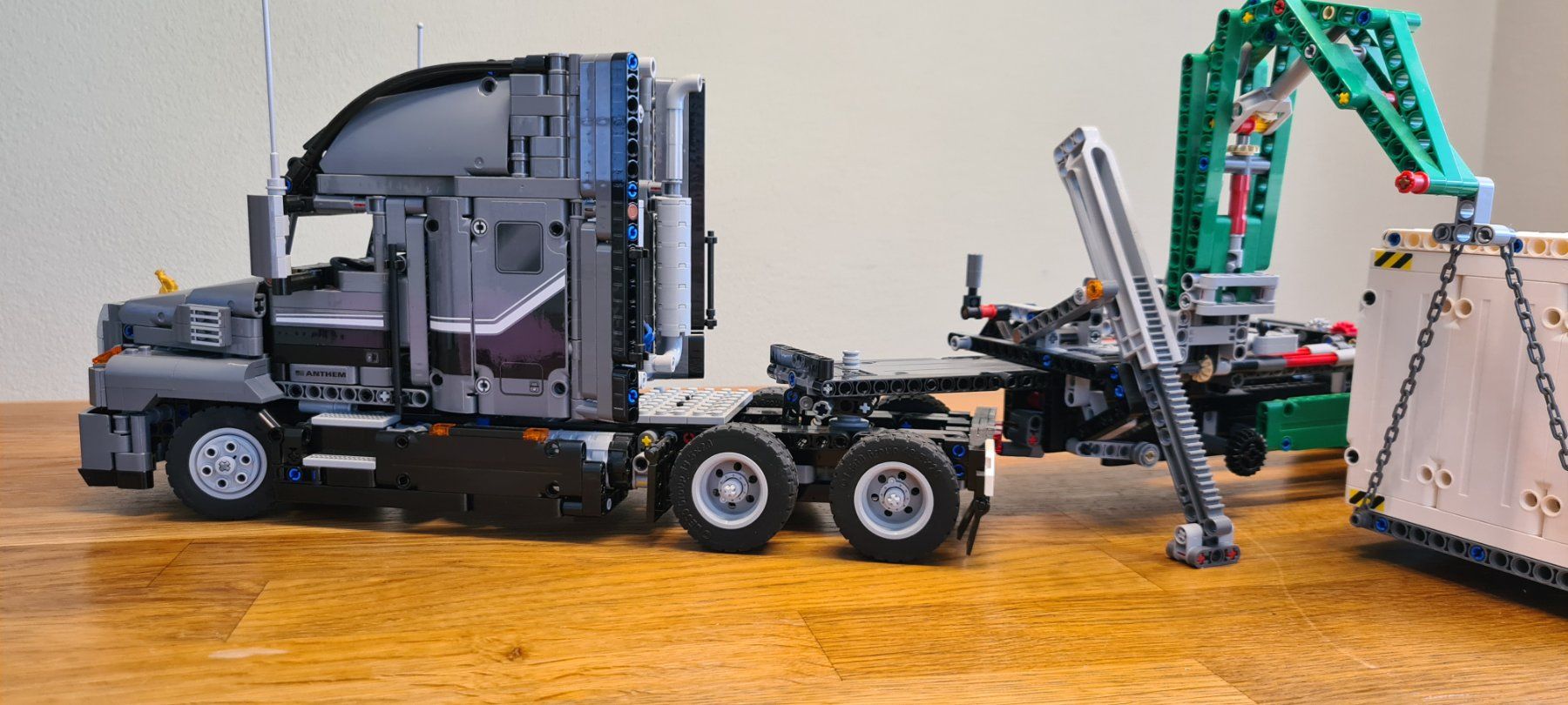 Kit di modellismo & Modellini statici: LEGO Technic Mack Anthem mit Container-Auflieger – Usato da Lauerz venduto da toni.betschart 4