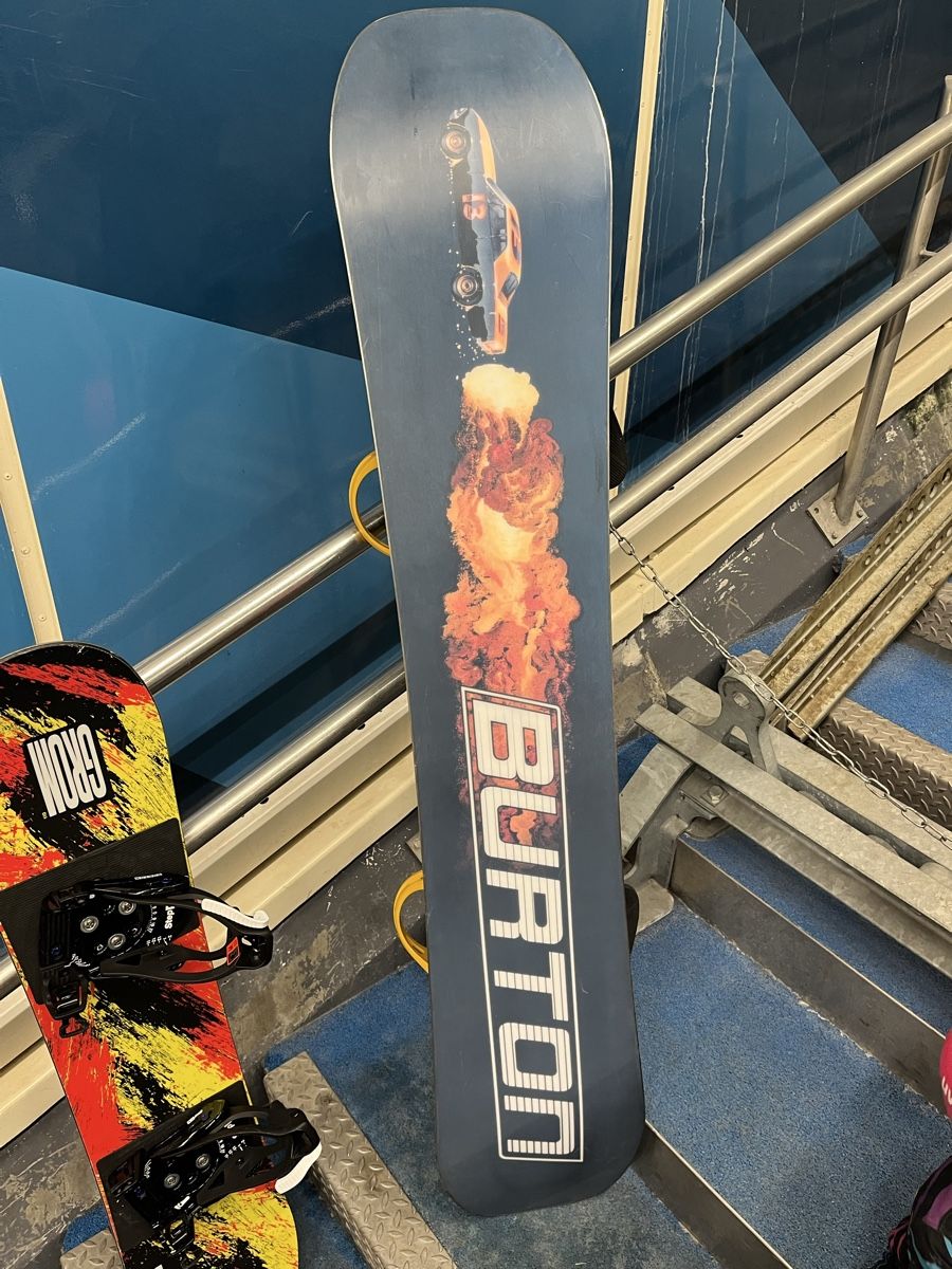 Board: Burton Snowboard mit Bindung – Usato da Zermatt venduto da B.15.v02 1