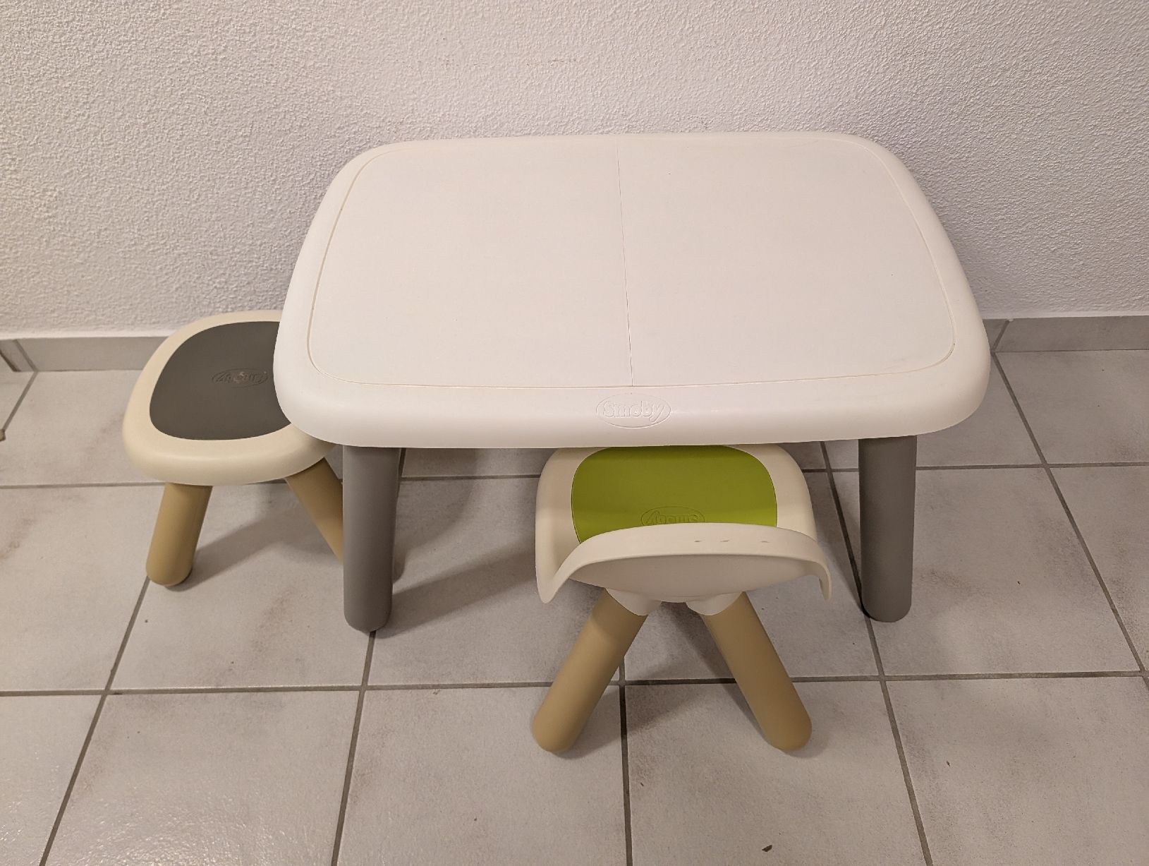 Set di tavolo e panche: Smoby Kindertisch mit 2 Stühlen – Usato da Heiligkreuz (Mels) venduto da stolzesbuebemami