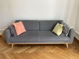Sofa/ Couch aus feinem Wollstoff in leichtem Grau