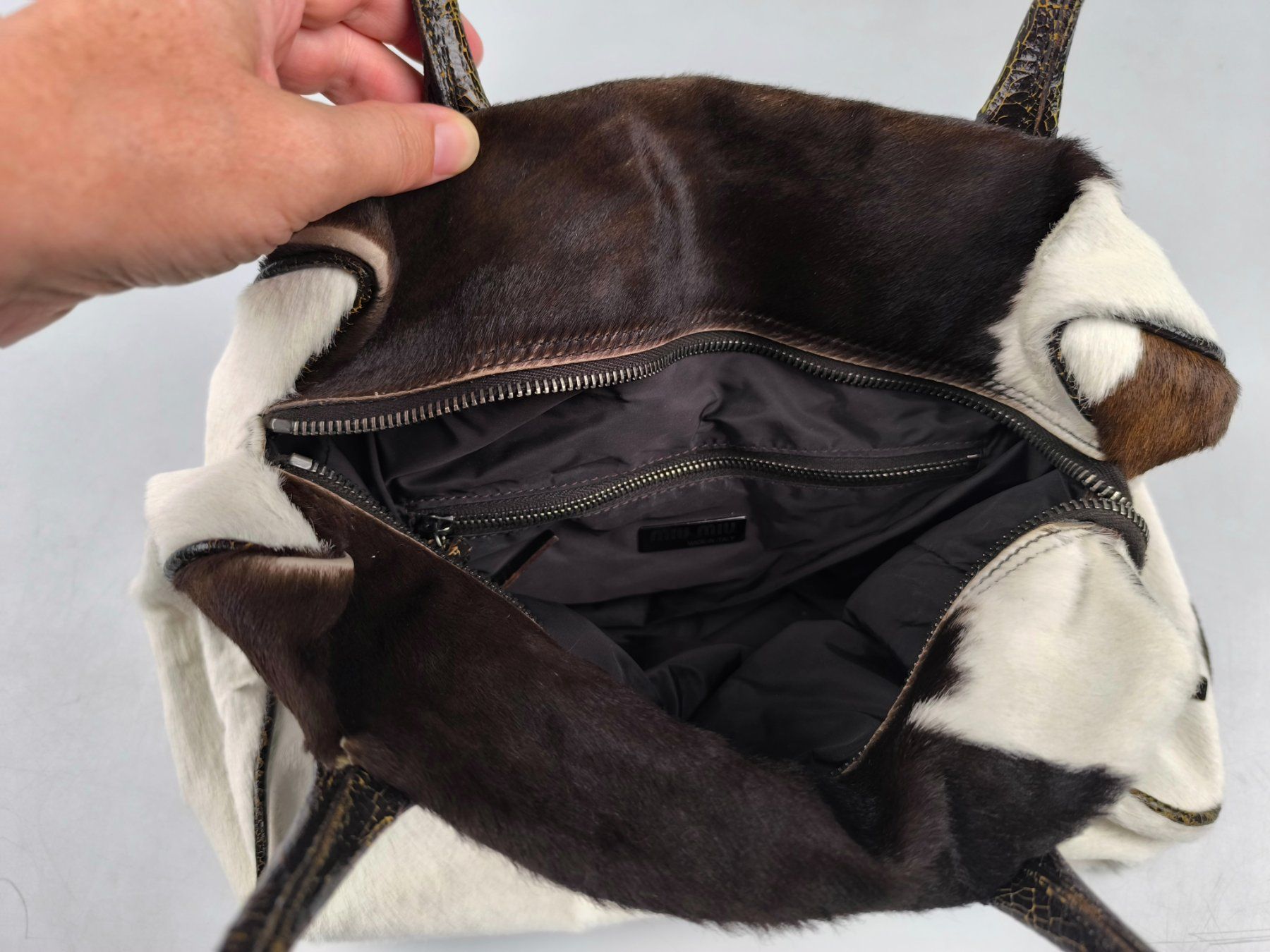 Miu Miu Sacs femmes: Miu Miu Handtasche Kuhfell – D'occasion à Rüti ZH par Restwert_Rueti_ZH 3