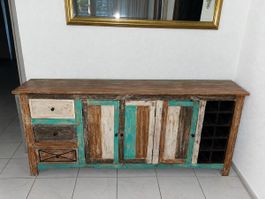 Sideboard aus massivem, indischem Altholz mit Weinregal