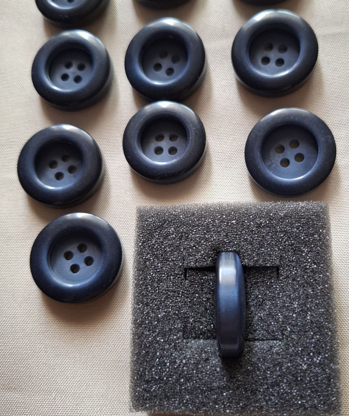 Bottoni: 11 Knöpfe, Blauschwarz, 28 mm. – Usato da Dietikon venduto da Hirschkopf 2