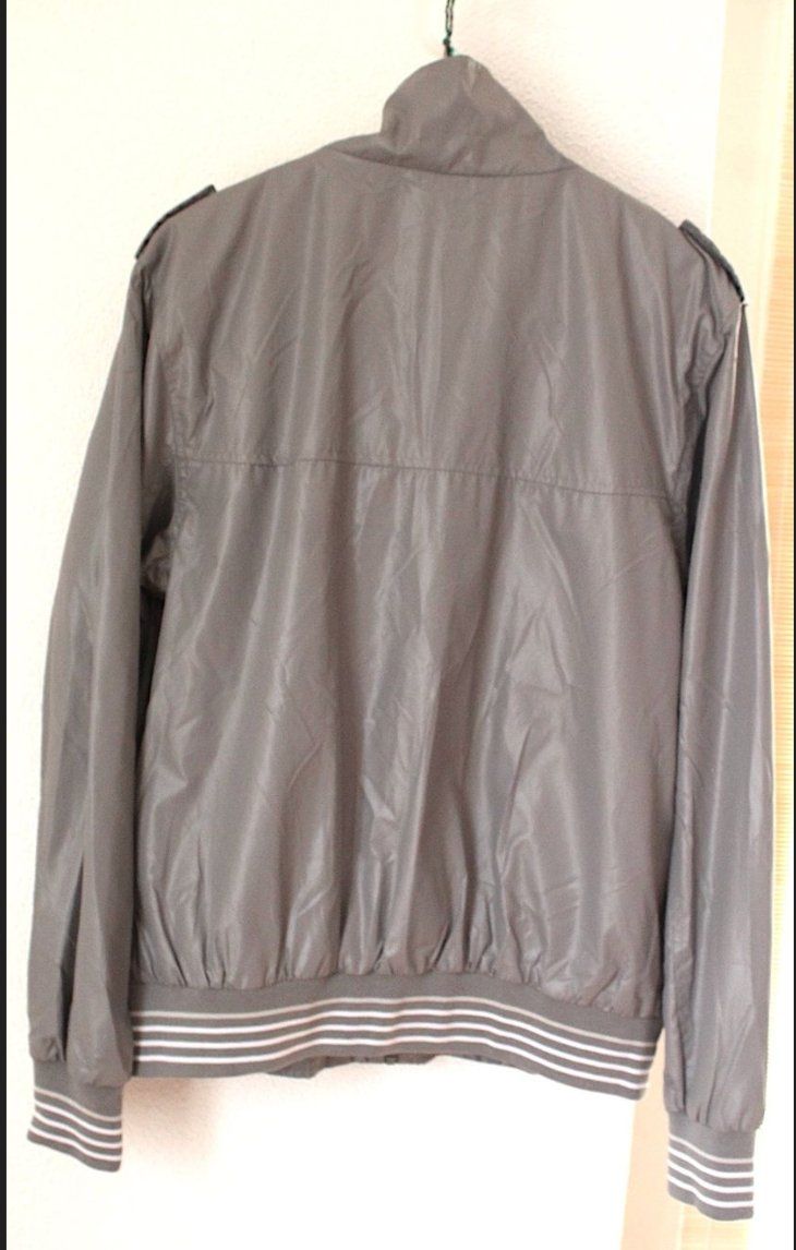 Vestes: Kaum getragene graue Jacke, Gr. M. – D'occasion à Locarno par madame-tus-sauds 1