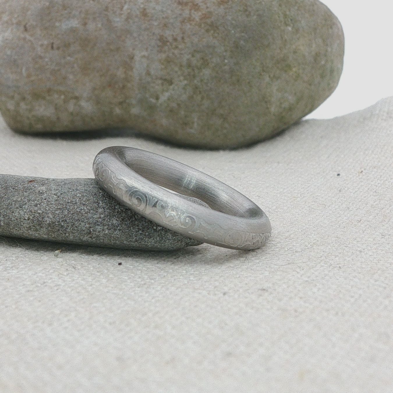 Olga Ribler Anelli: Edelstahl 4 mm  Ring gemustert,  Ringgrösse 52 – Nuovo (secondo la descrizione) da Luzern venduto da Schmuckoutlet