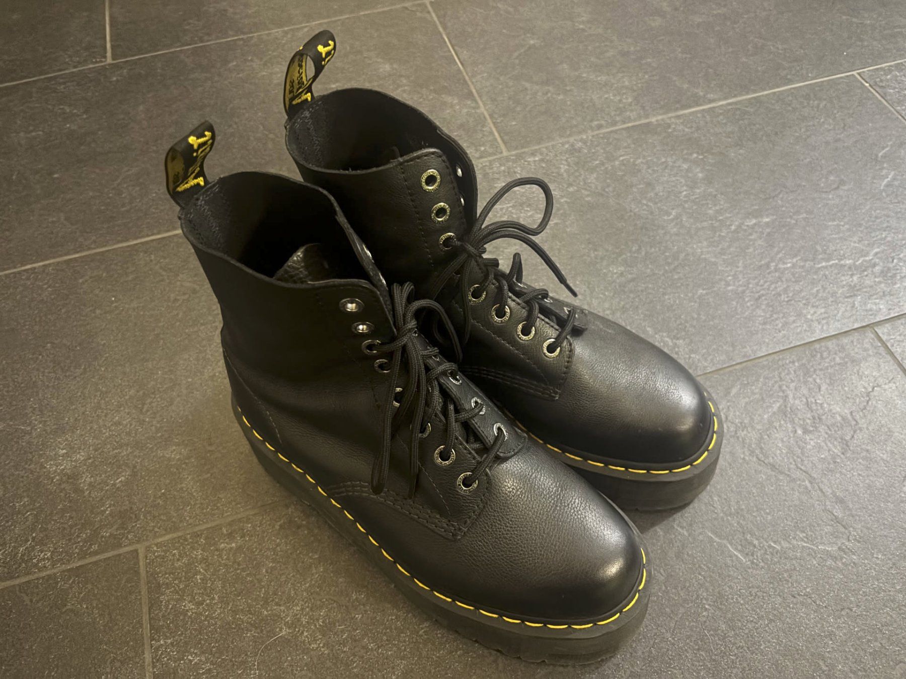 Dr. Martens Scarpe da uomo: Dr. Martens 1460 Pascal Max Plateaustiefel aus Leder – Nuovo (secondo la descrizione) da Kleindietwil venduto da Nicbryan