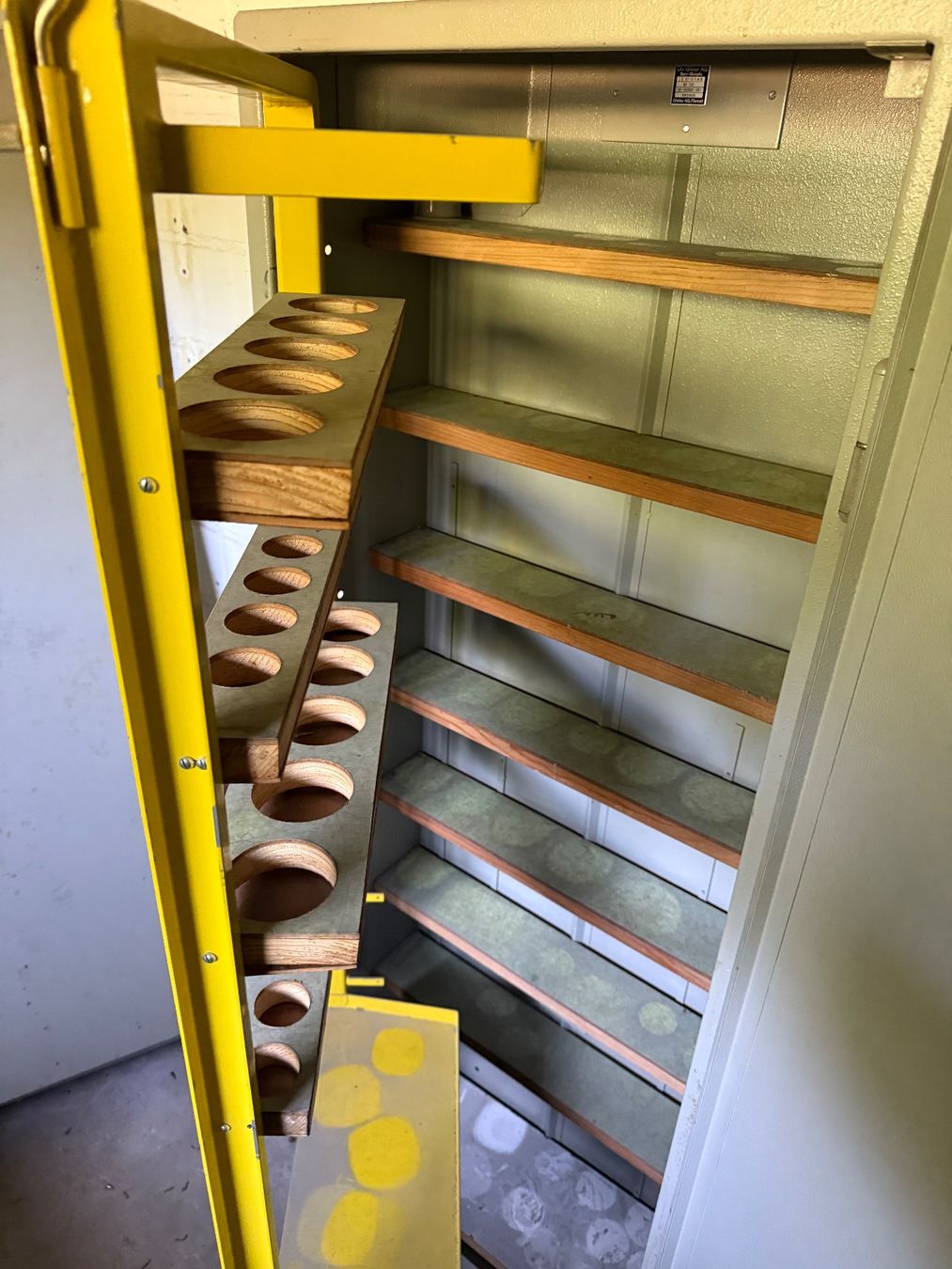 Schränke: Blechschrank – Gebraucht aus Horriwil von Carrera68 1