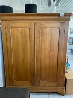 Gesteckter 2-türiger Holzschrank
