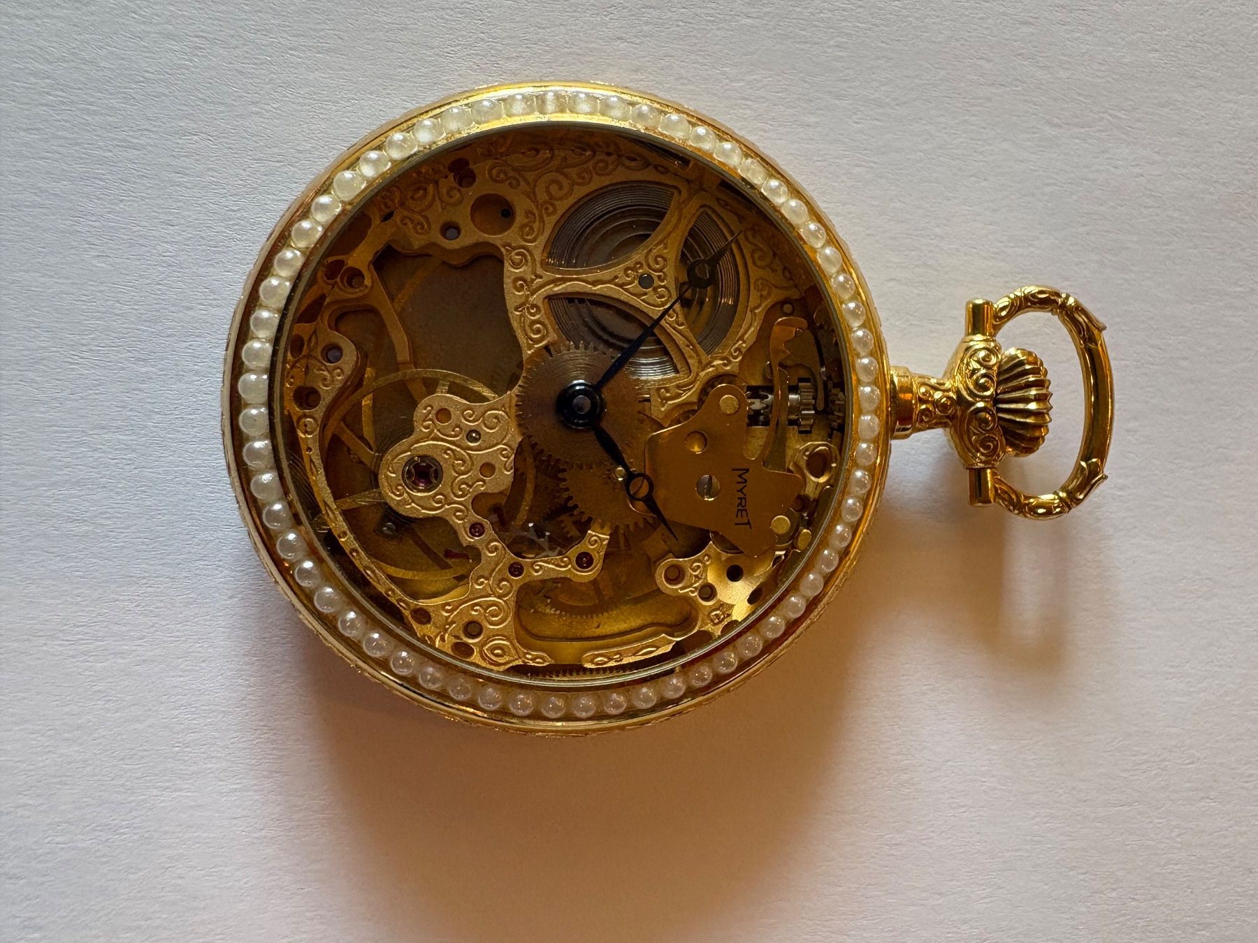 Uhren: Elegante Vintage MYRET Taschenuhr, Blumendesign, Goldoptik – Gebraucht aus Murten von Tzaugg