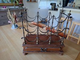 Weinregal aus Holz mit Schublade