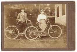 Fotografie Mann und Frau mit ihren Fahrr