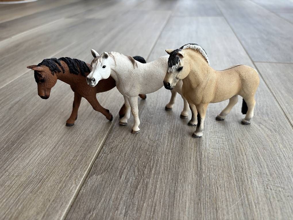 Statuette: Schleich - figurines chevaux – Usato da Les Pontins venduto da galaud