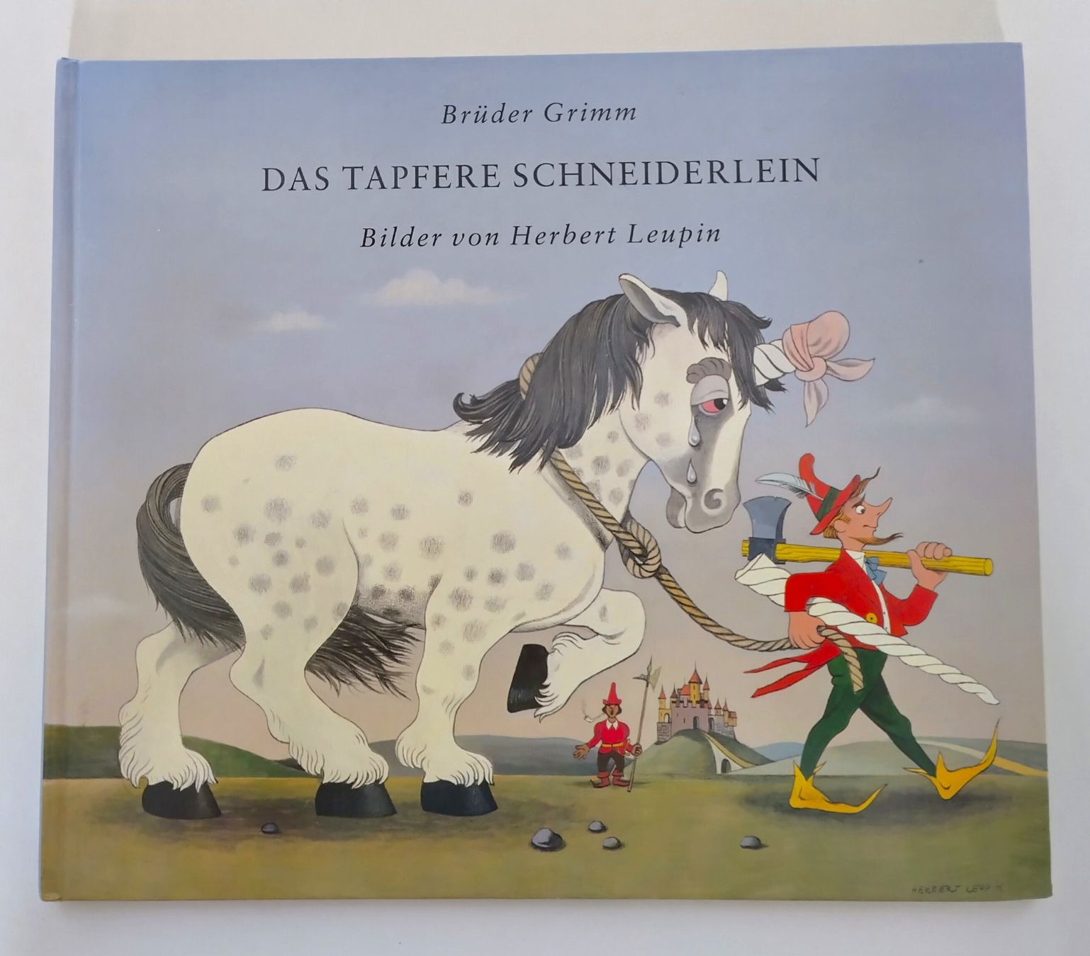 Libri: Herbert Leupin - Das tapfere Schneiderlein / Bilderbuch – Usato da Bellach venduto da JingleJerry