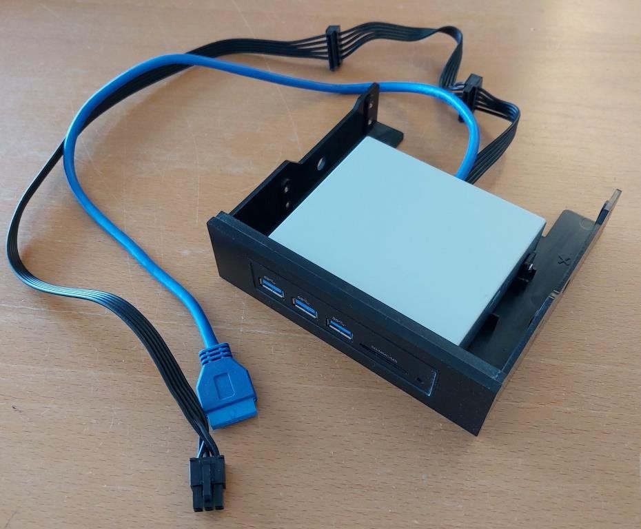 Componenti elettronici: Front Panel (internal PC 3.5") MCab 3x USB 3.0 + Card Reader – Usato da Sorengo venduto da E-DataLabs 1
