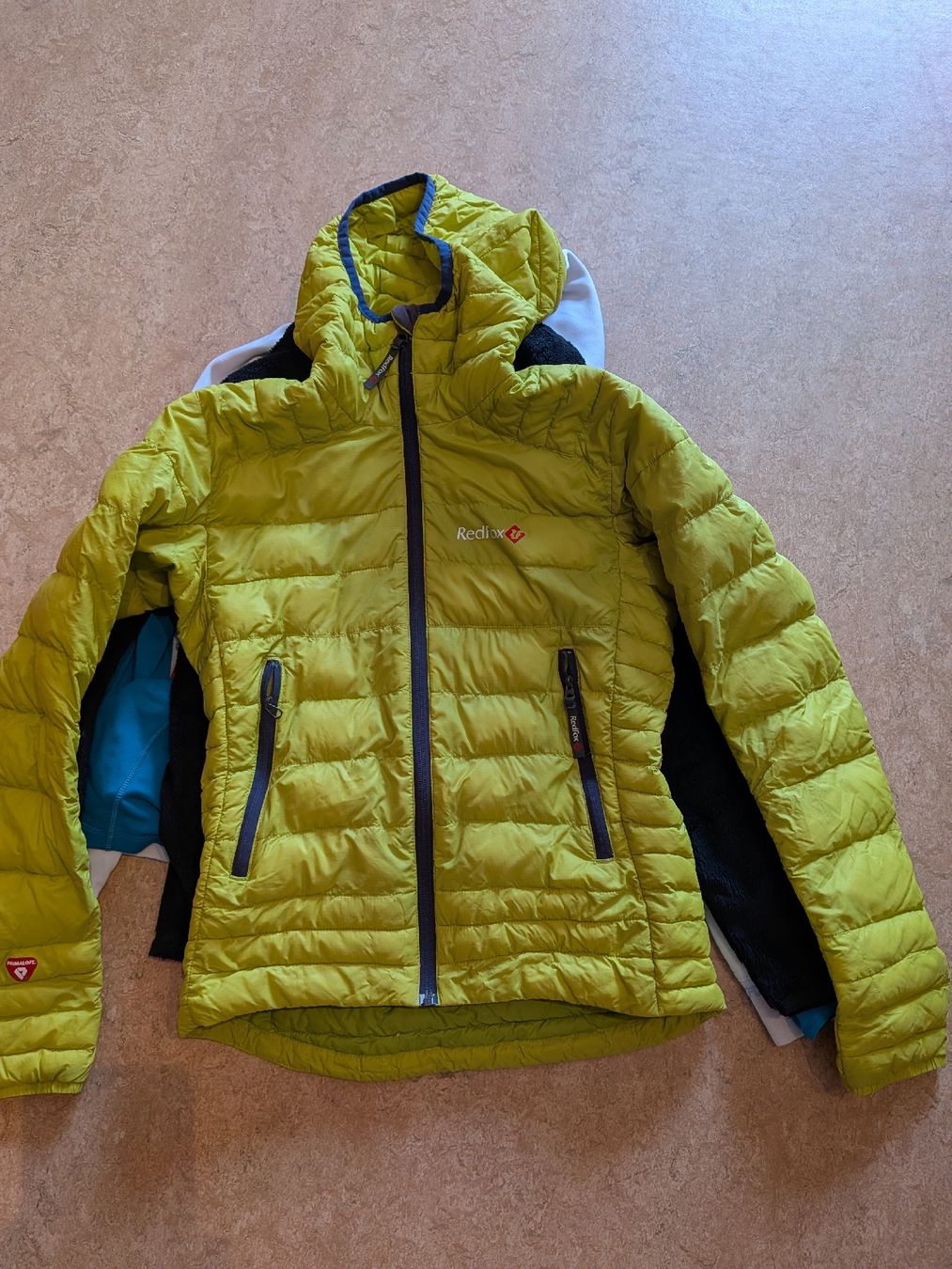 Lotti di vestiti: Kleiderpaket S – Usato da Oberägeri venduto da cdoppi 4
