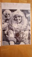 Helene Hunt (James Bond), Original Autogramm auf Foto