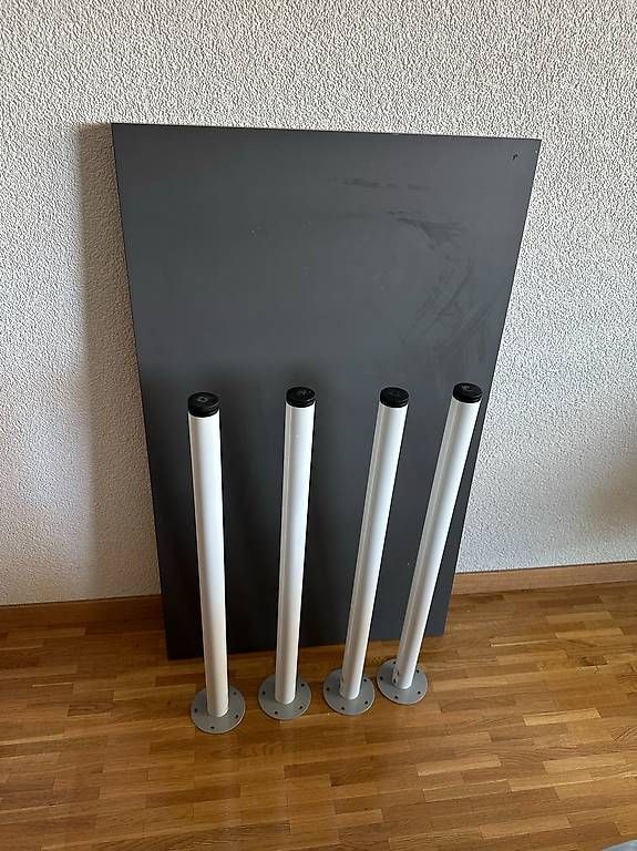 Scrivanie: Table de bureau et pieds IKEA – Usato da Lausanne venduto da Morsure 1
