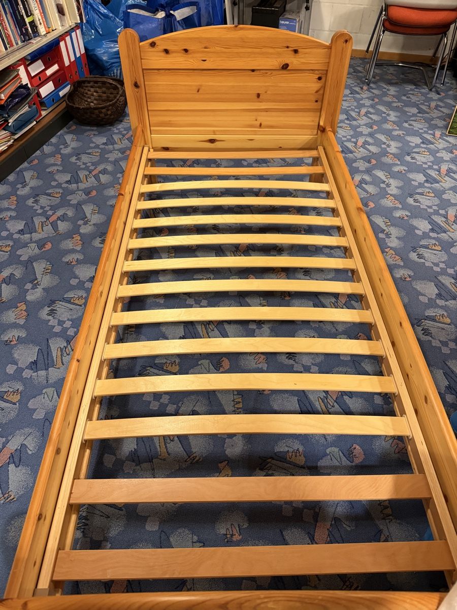 Letti: Holzbett 90cm x 200cm mit Matratze – Usato da Bern venduto da Wil.Wayne 4