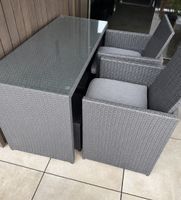 Rattan Esstisch mit Stühlen und hockern