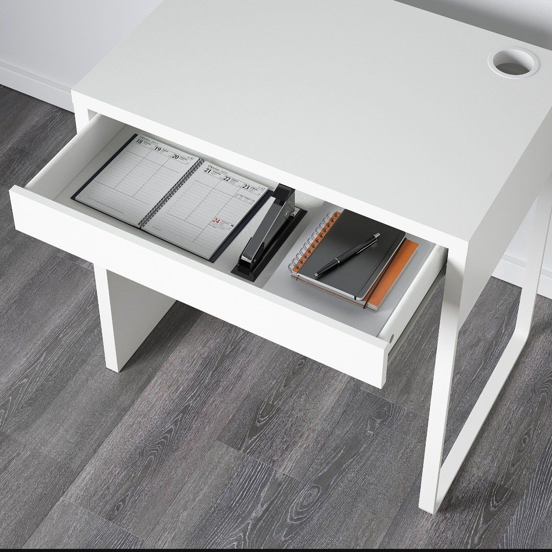 Ikea Scrivanie: Desk – Usato da Bern venduto da pet_2rpc 1