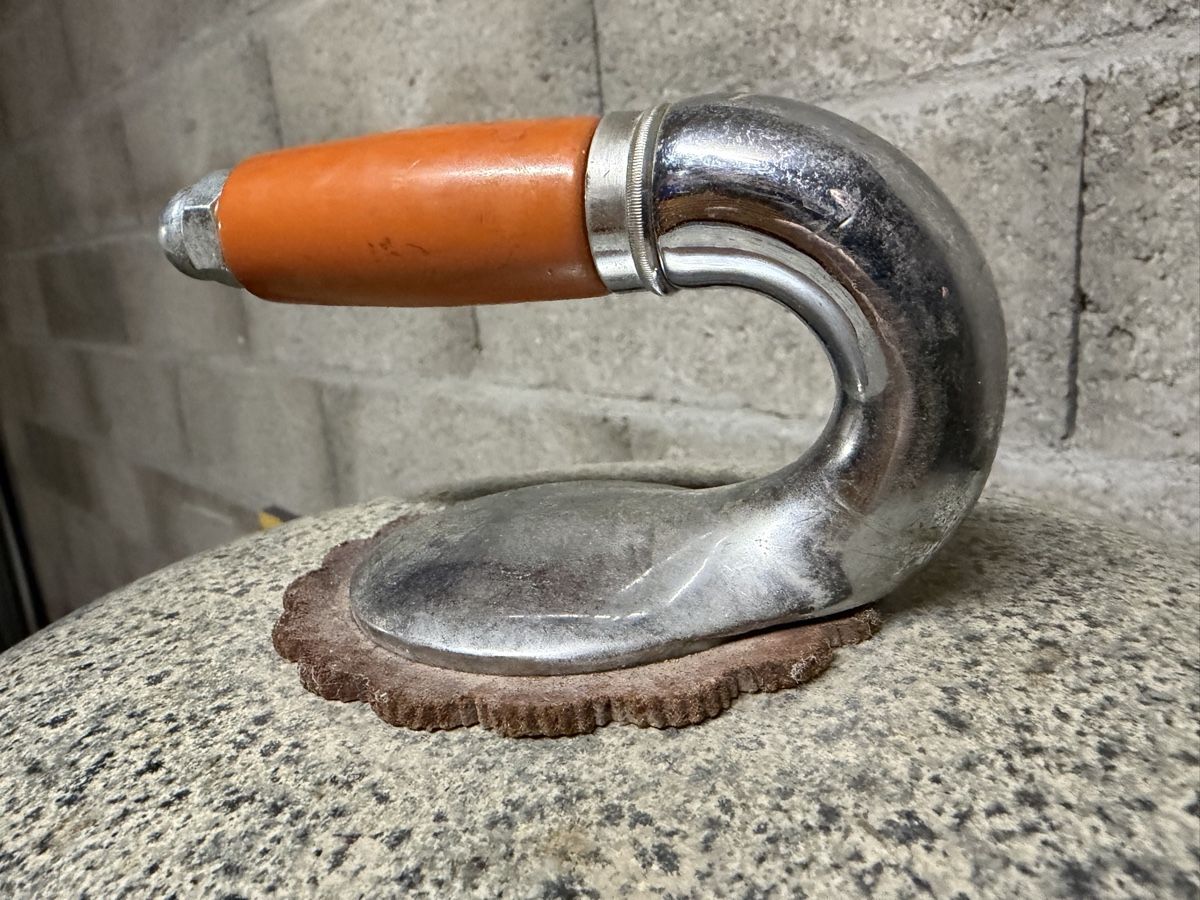 Pietre & tegole: Authentique pierre de curling vintage en granit – Usato da Conthey venduto da Cathlouz 4
